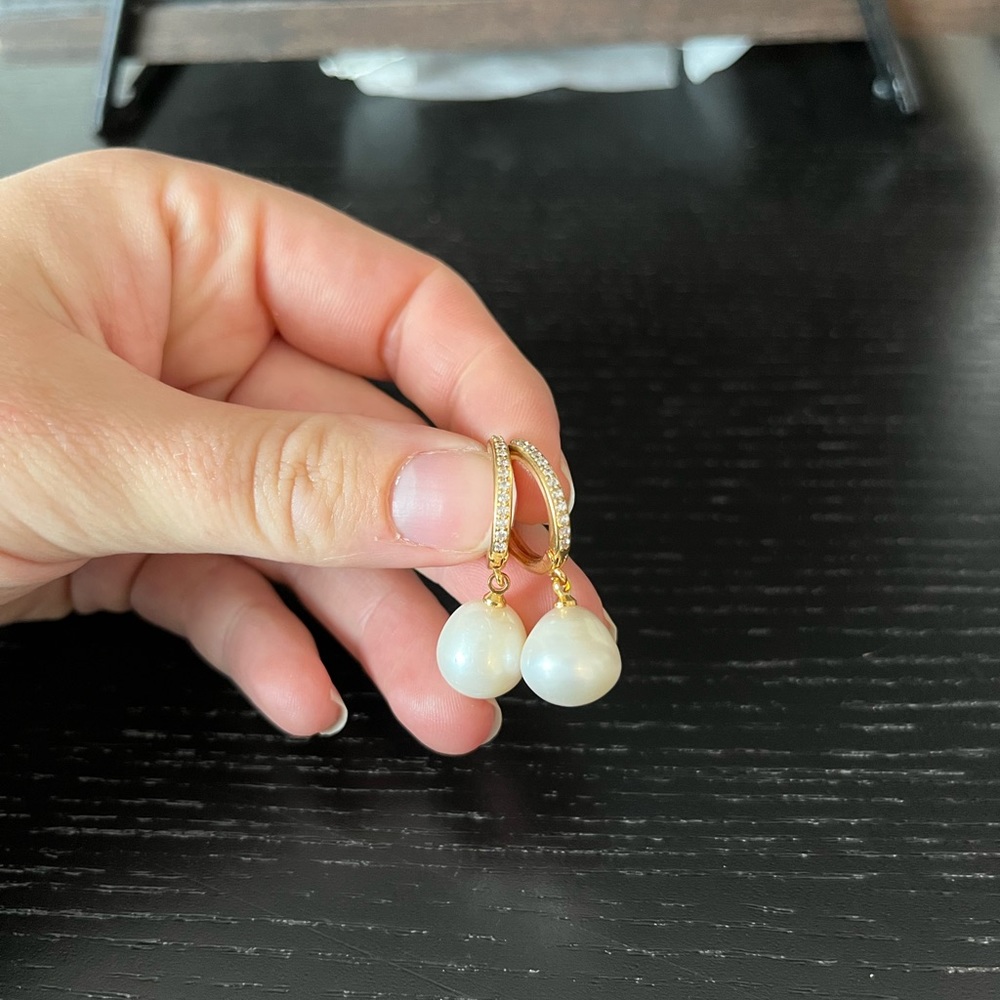*SOLD* Pearl hoop earrings